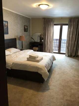 Отели типа «постель и завтрак» Villa Platinvm Предял Семейный номер с балконом-1