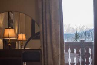 Отели типа «постель и завтрак» Villa Platinvm Предял Семейный номер с балконом-3